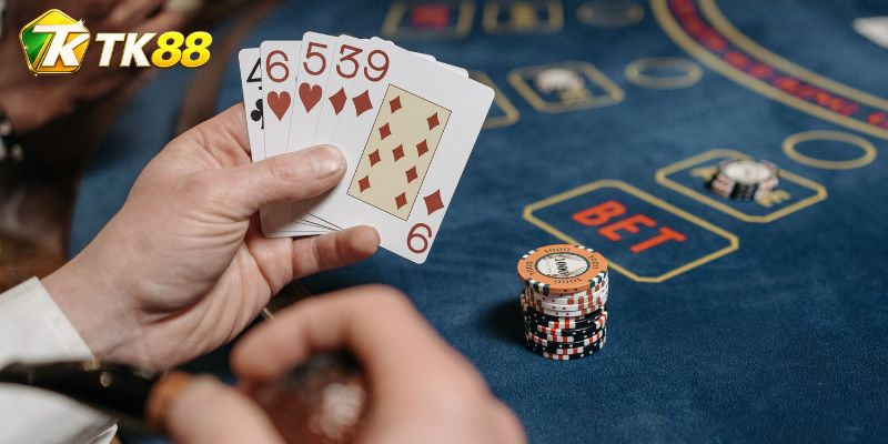 Cửa Royal Nine dùng tổ hợp chín cùng lá hình đặc biệt